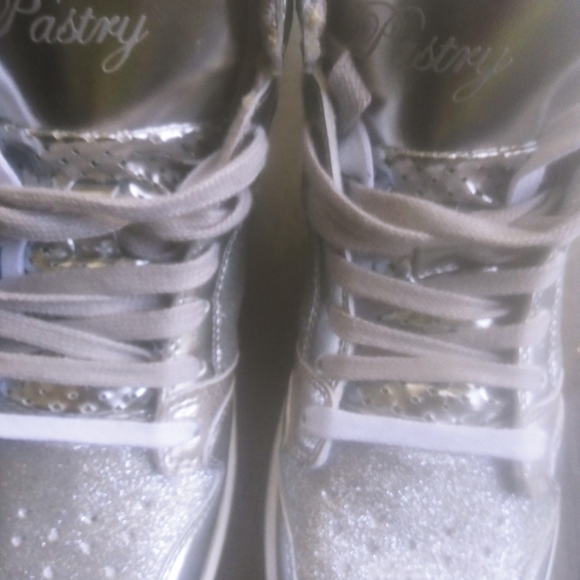 Pastry Sz.8๐Run Athletics Silver Dbl strings - Picture 8 of 12